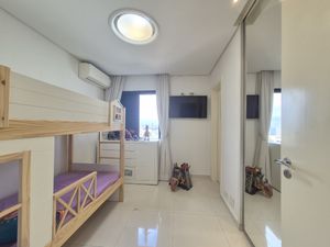 Image 16 - 898408