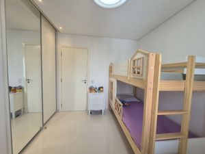 Image 17 - 898408