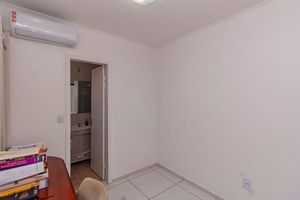 Image 19 - 898417