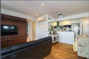 Image 11 - 898419