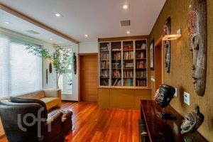 Image 4 - 898437