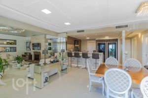Image 4 - 898445