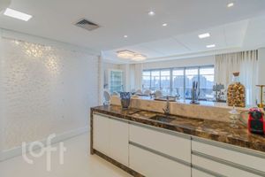 Image 17 - 898445
