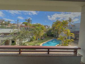 Image 19 - 898554
