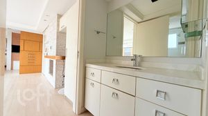 Image 11 - 898557