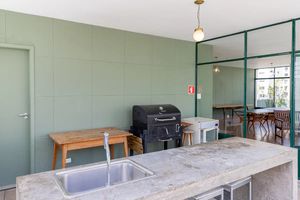 Image 11 - 898565