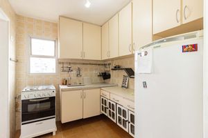 Image 19 - 898582