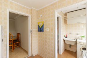 Image 21 - 898582