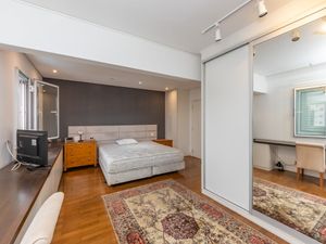 Image 19 - 898602