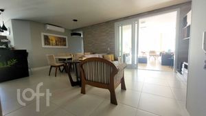 Image 6 - 898725