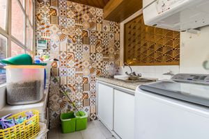 Image 17 - 898750