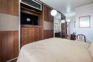 Image 34 - 898750