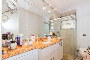 Image 19 - 898805