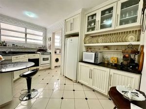 Image 3 - 898805