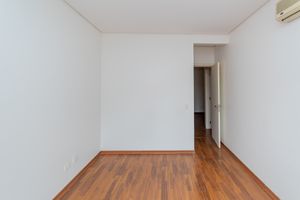 Image 30 - 898810