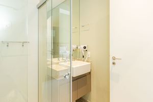 Image 9 - 899037