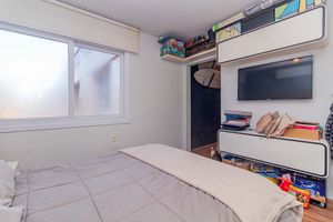 Image 18 - 899070