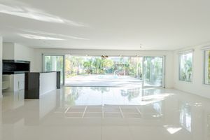 Image 9 - 899186
