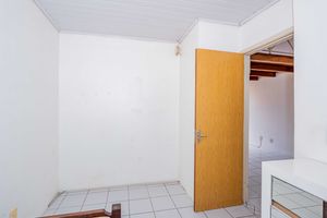Image 11 - 899235