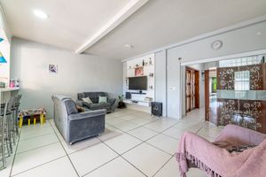 Image 8 - 899342