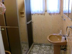 Image 8 - 899350
