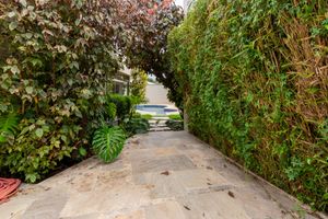 Image 15 - 899384
