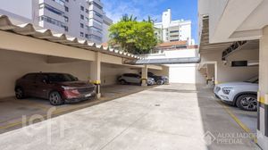 Image 10 - 899424