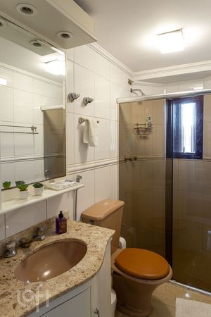 Image 8 - 899546