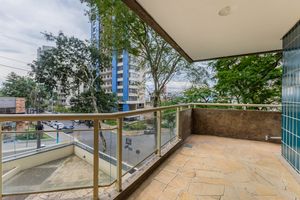 Image 5 - 899641