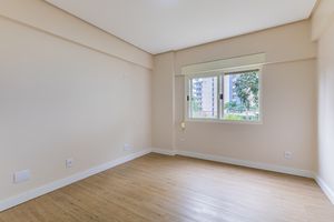 Image 32 - 899641