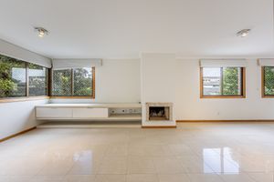 Image 3 - 899645