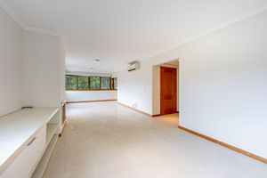Image 6 - 899645