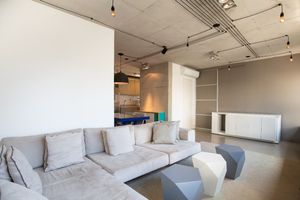 Image 1 - 899665