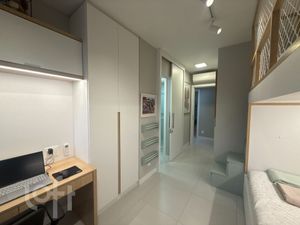 Image 22 - 899675