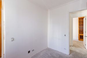 Image 8 - 899680