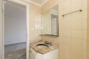 Image 19 - 899680