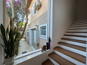 Image 7 - 899682