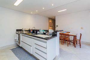 Image 27 - 899682