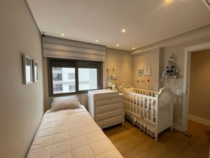 Image 32 - 899685