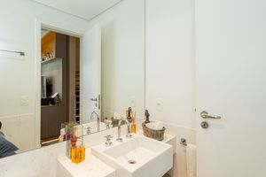 Image 14 - 899687