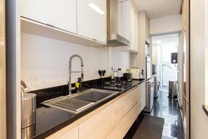 Image 17 - 899687