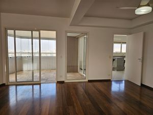 Image 4 - 899828