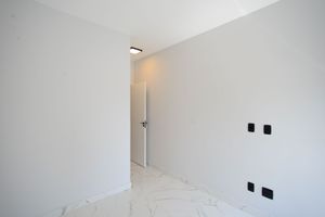 Image 4 - 900138