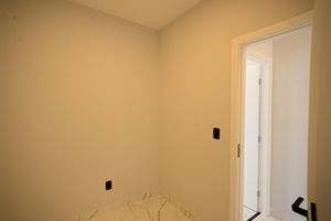 Image 19 - 900228