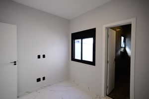 Image 21 - 900228