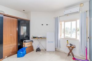 Image 23 - 900503