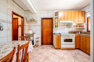 Image 23 - 900558
