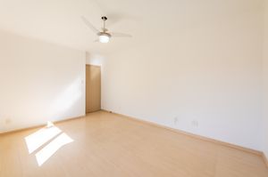 Image 19 - 900579