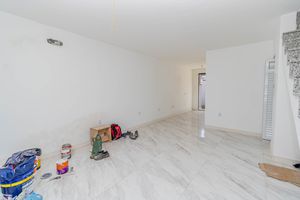 Image 10 - 900713
