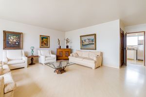 Image 4 - 901892